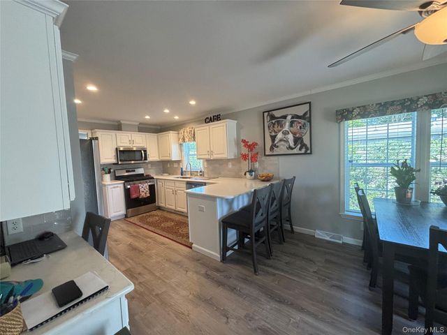 1661 Old Country 351B, Riverhead, NY 11901