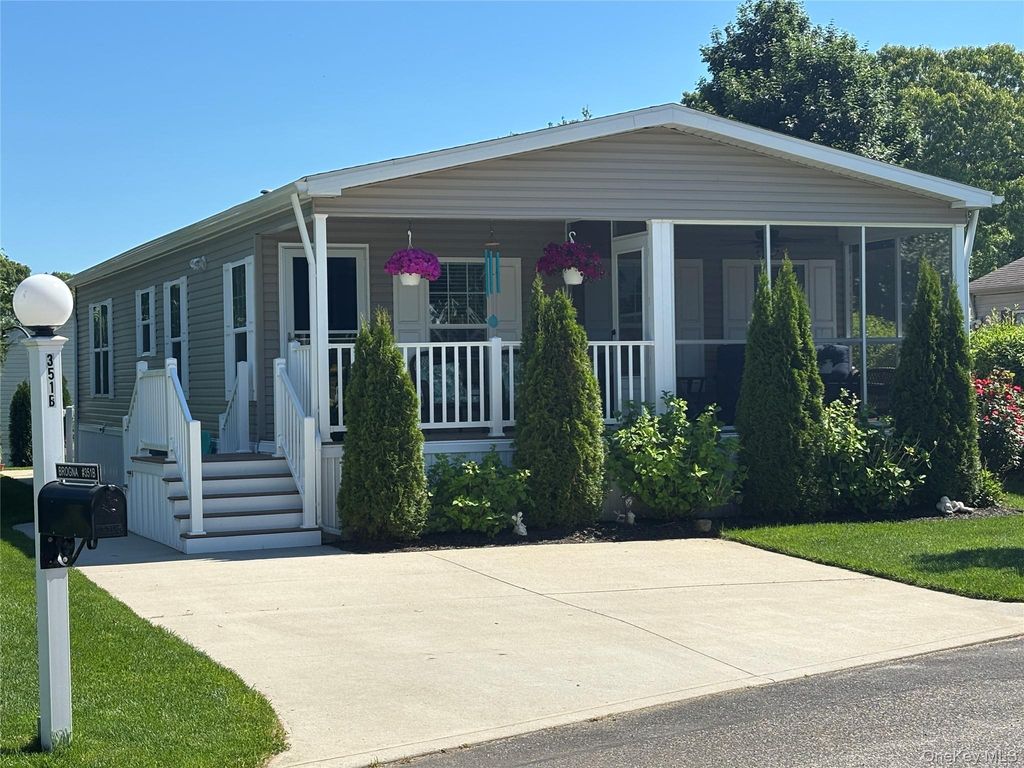 1661 Old Country 351B, Riverhead, NY 11901