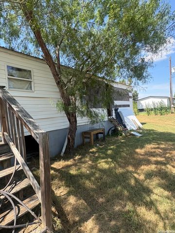 4410 County Road 334, Stockdale, TX 78160