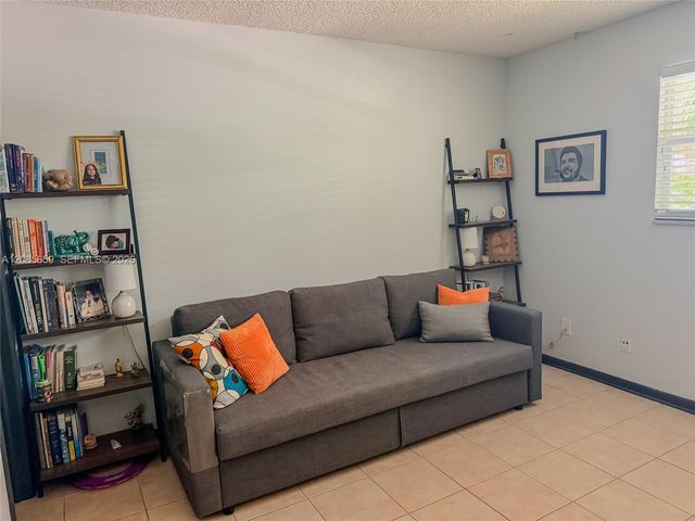1327 N 15th Avenue 22, Hollywood, FL 33020