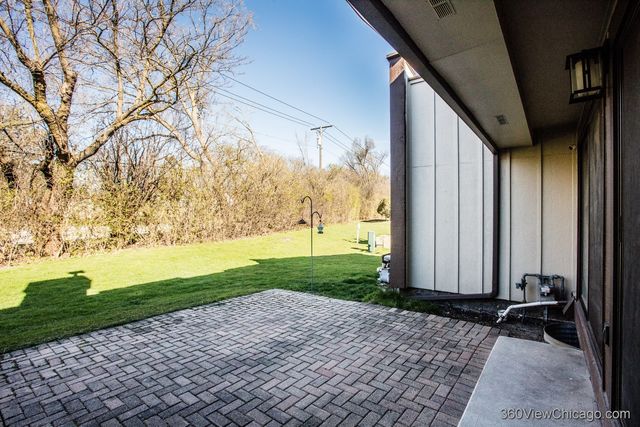 14 Westwood Drive, Indian Head Park, IL 60525