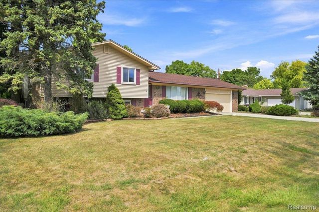 37582 Whitney Drive, Wayne, MI 48184
