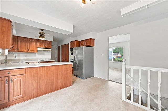 37582 Whitney Drive, Wayne, MI 48184