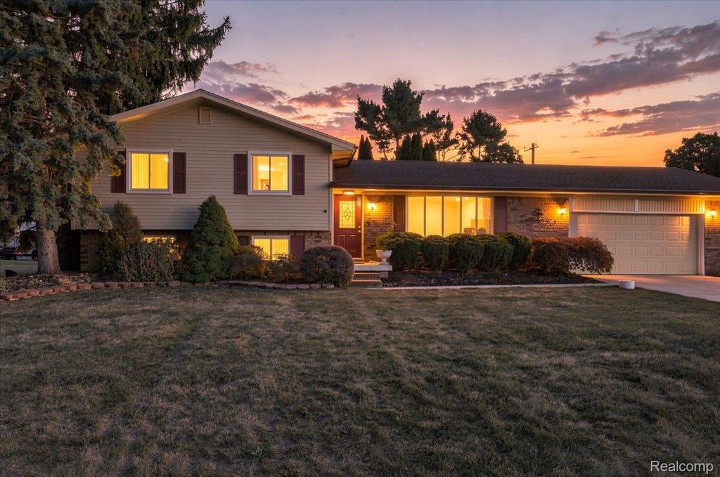 37582 Whitney Drive, Wayne, MI 48184