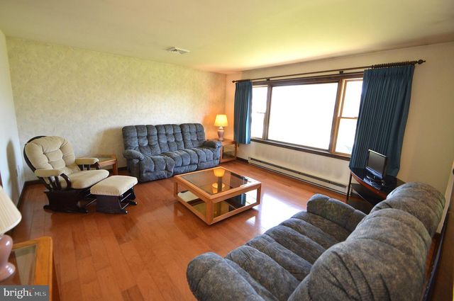 556 SCHOOLWAY DR, Manheim, PA 17545