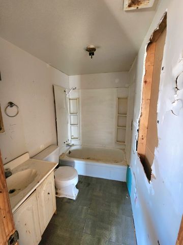 1102 N Washington St, Tullahoma, TN 37388