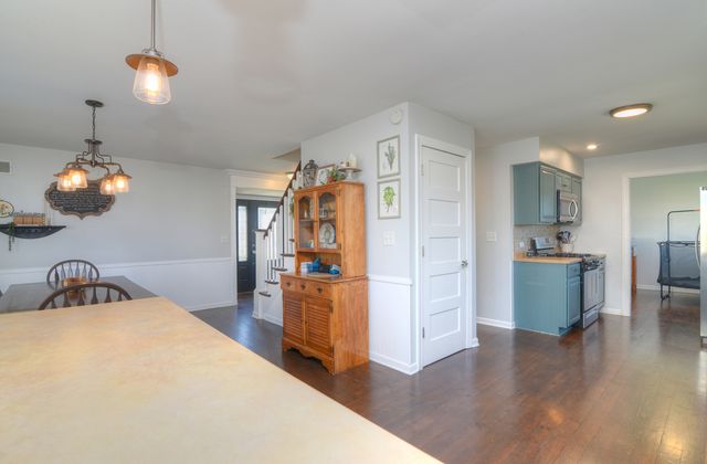 460 Danbury Drive, Carol Stream, IL 60188