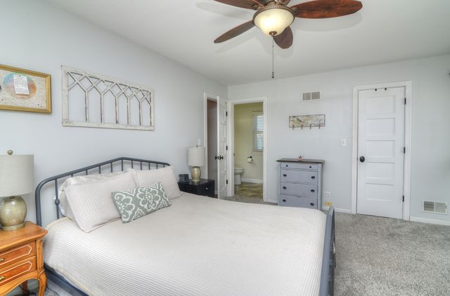 460 Danbury Drive, Carol Stream, IL 60188