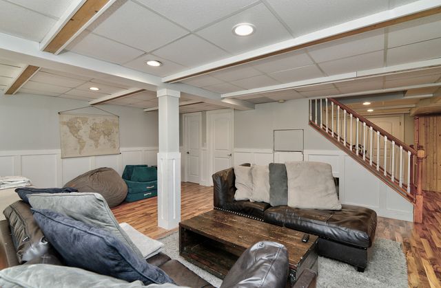 460 Danbury Drive, Carol Stream, IL 60188