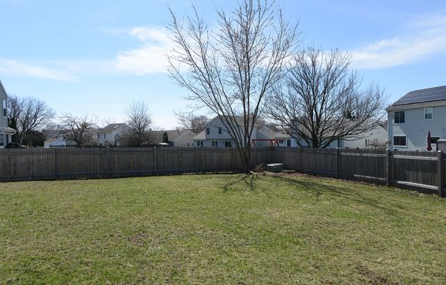 460 Danbury Drive, Carol Stream, IL 60188