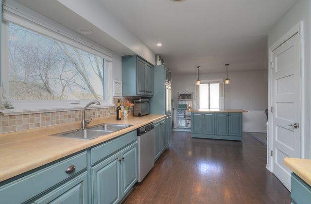 460 Danbury Drive, Carol Stream, IL 60188