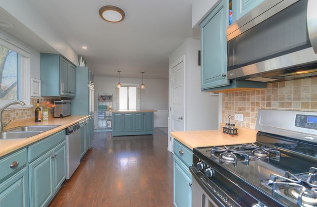 460 Danbury Drive, Carol Stream, IL 60188