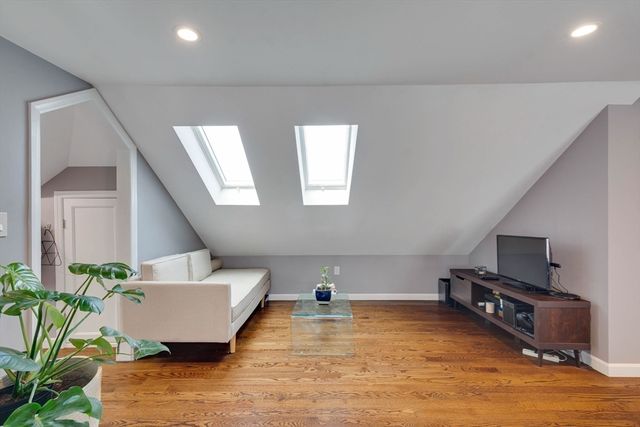 95 Lanseer 2, Boston, MA 02132