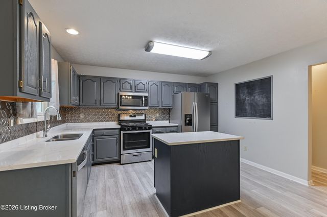 140 Lincoln Station Dr, Simpsonville, KY 40067