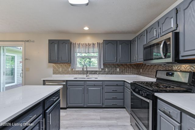 140 Lincoln Station Dr, Simpsonville, KY 40067