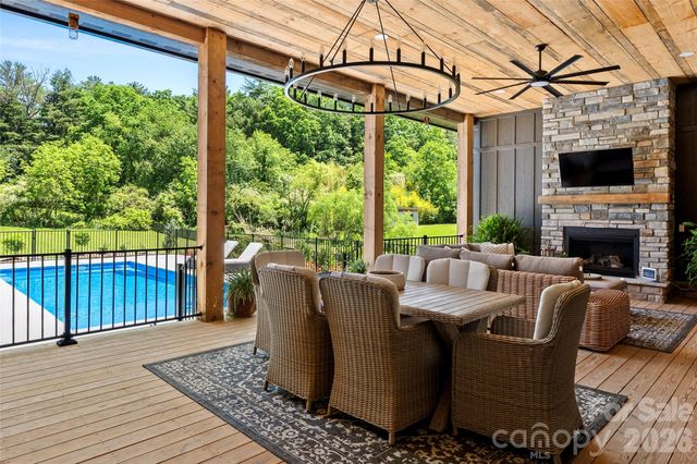 23 Benton Farms Lane, Horse Shoe, NC 28742
