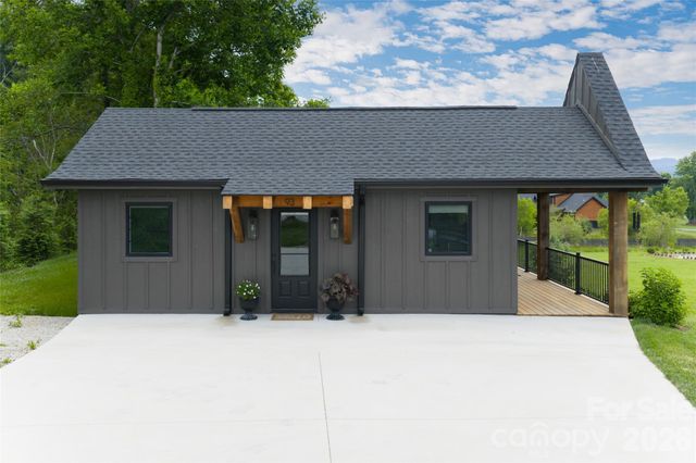 23 Benton Farms Lane, Horse Shoe, NC 28742