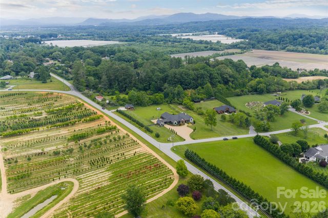 23 Benton Farms Lane, Horse Shoe, NC 28742