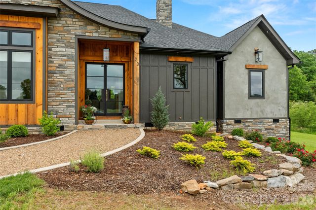 23 Benton Farms Lane, Horse Shoe, NC 28742