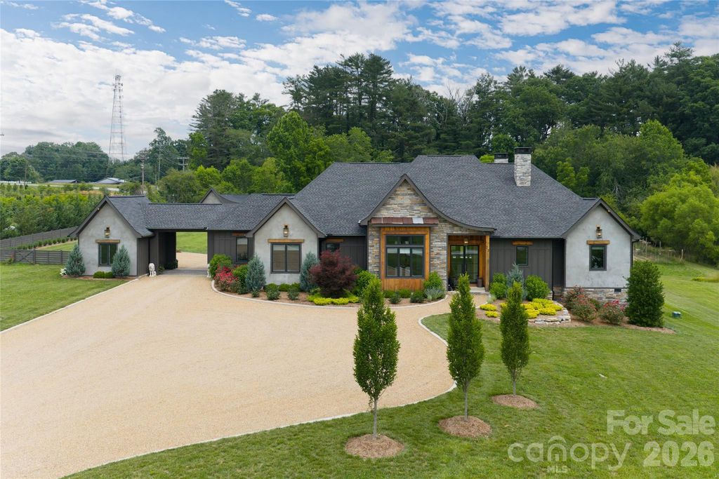 23 Benton Farms Lane, Horse Shoe, NC 28742