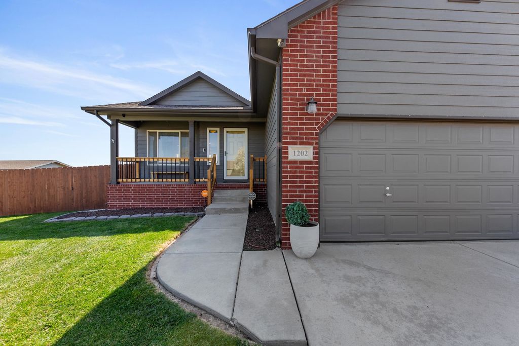 1202 N Oak St, Goddard, KS 67052
