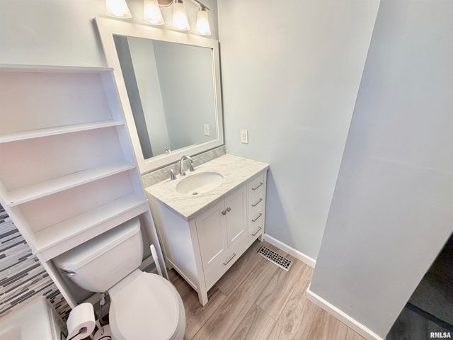 1963 W LOSEY Street, Galesburg, IL 61401