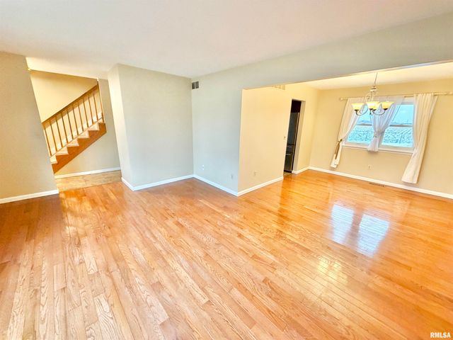 1963 W LOSEY Street, Galesburg, IL 61401