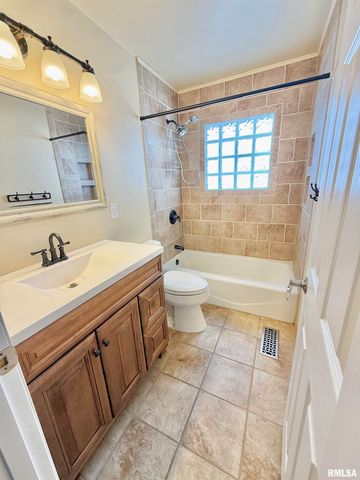 1963 W LOSEY Street, Galesburg, IL 61401