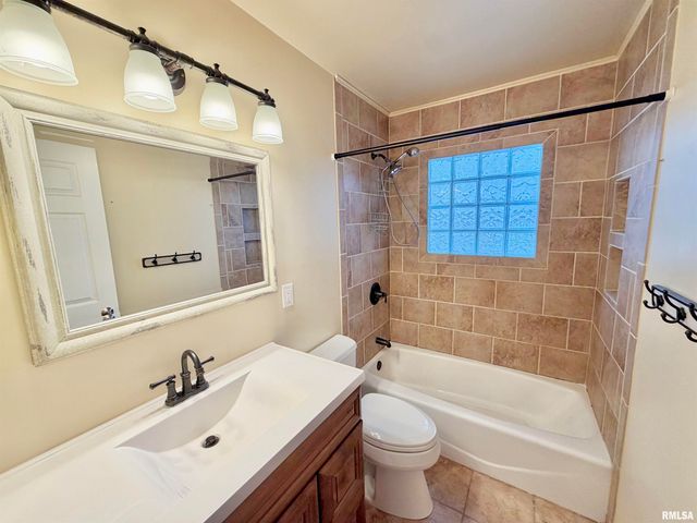 1963 W LOSEY Street, Galesburg, IL 61401