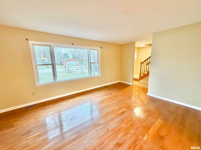 1963 W LOSEY Street, Galesburg, IL 61401