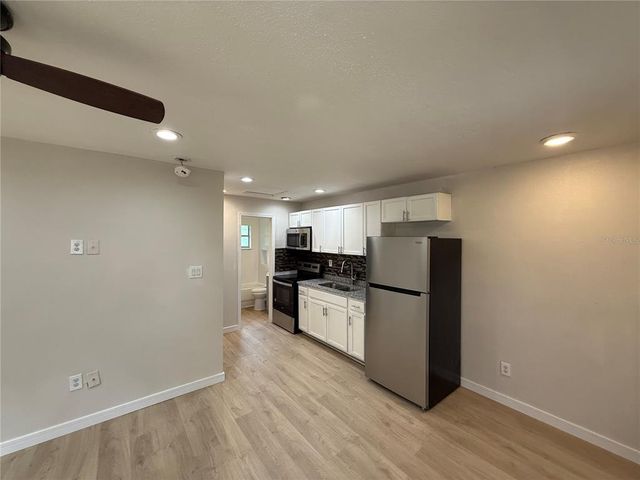 10022 N LANTANA AVENUE B, Tampa, FL 33612