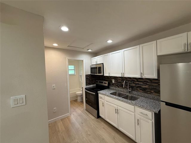 10022 N LANTANA AVENUE B, Tampa, FL 33612