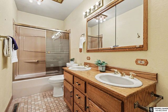 6700 S Bermuda Drive, Lincoln, NE 68506