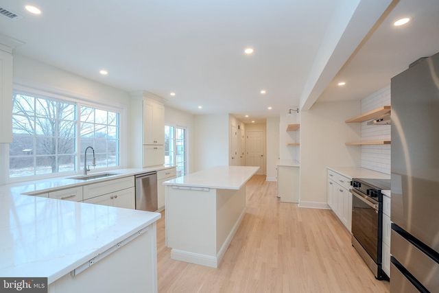 150 WINDSOR RD, Robbinsville, NJ 08691