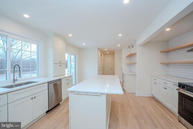 150 WINDSOR RD, Robbinsville, NJ 08691