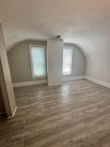 423-425 Center Avenue, Janesville, WI 53548