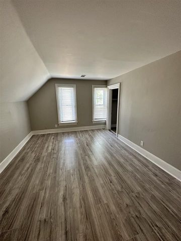 423-425 Center Avenue, Janesville, WI 53548