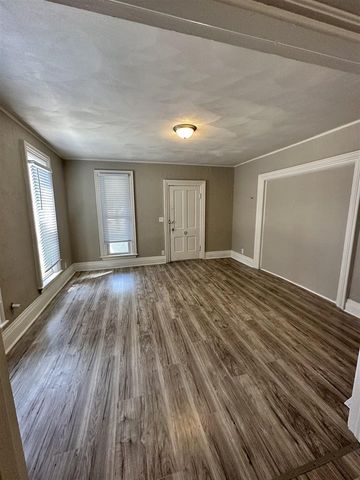 423-425 Center Avenue, Janesville, WI 53548