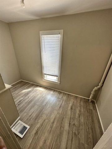 423-425 Center Avenue, Janesville, WI 53548