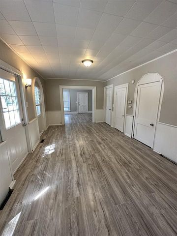 423-425 Center Avenue, Janesville, WI 53548