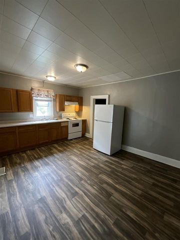 423-425 Center Avenue, Janesville, WI 53548