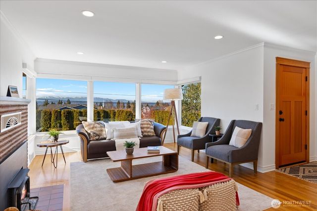 910 9th Avenue N, Edmonds, WA 98020