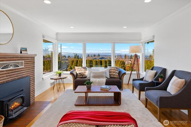 910 9th Avenue N, Edmonds, WA 98020