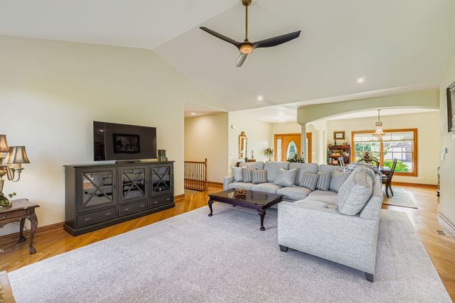 808 James Drive, Hampshire, IL 60140