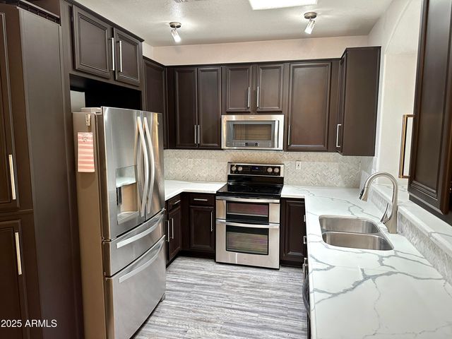 275 E Ashurst Drive, Phoenix, AZ 85048