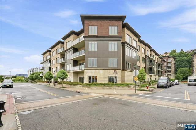 150 Henley Place 210, Weehawken, NJ 07086