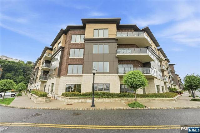 150 Henley Place 210, Weehawken, NJ 07086