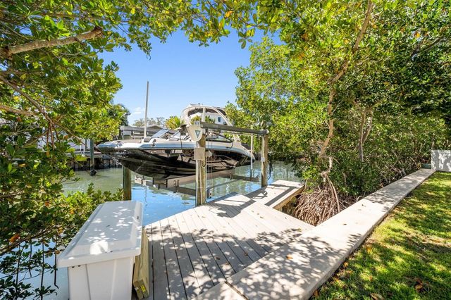 1811 BAYOU GRANDE BOULEVARD NE, St Petersburg, FL 33703