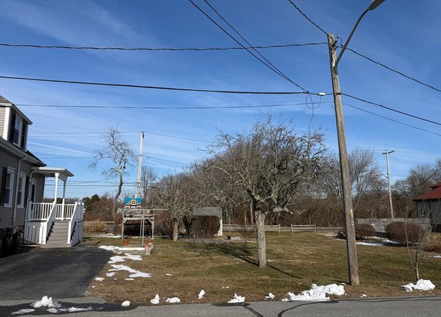 69 Norton St, Dartmouth, MA 02748