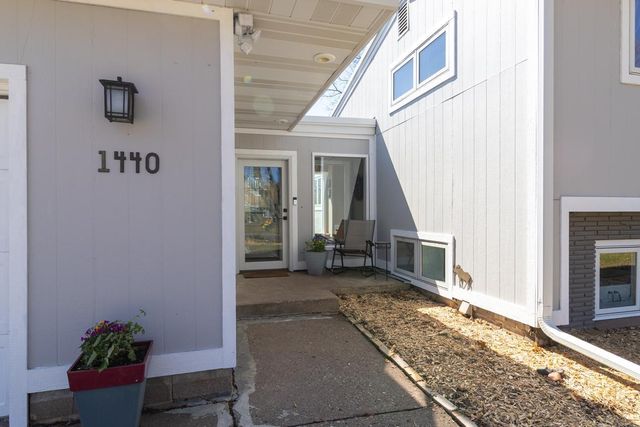 1440 Belmont Lane W, Roseville, MN 55113